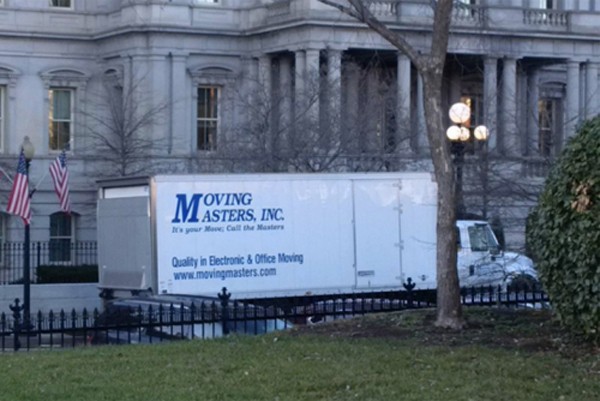 Chiếc xe tải được nhìn thấy ở sau Nhà Trắng. Ảnh:Twitter
