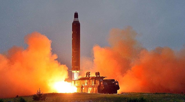 Một vụ thử tên lửa Hwasong-10 của Triều Tiên (Ảnh: KCNA/Reuters)