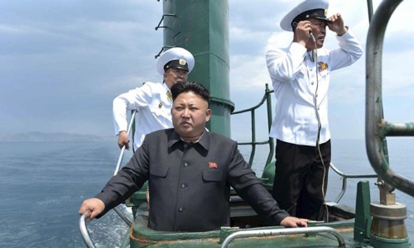 Nhà lãnh đạo Kim Jong-un trên tàu ngầm Triều Tiên. Ảnh:KCNA