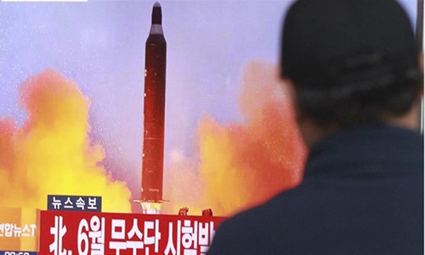Hình ảnh một vụ phóng tên lửa của Triều Tiên trên truyền hình. Ảnh:AP.