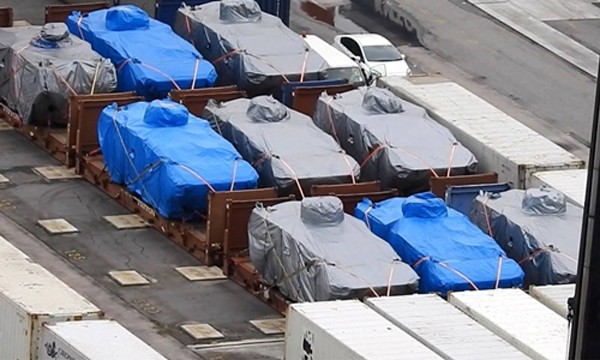 9 xe bọc thép Terrex của Singapore bị tạm giữ tại Hong Kong ngày 23/11. Ảnh:Fact Wire.