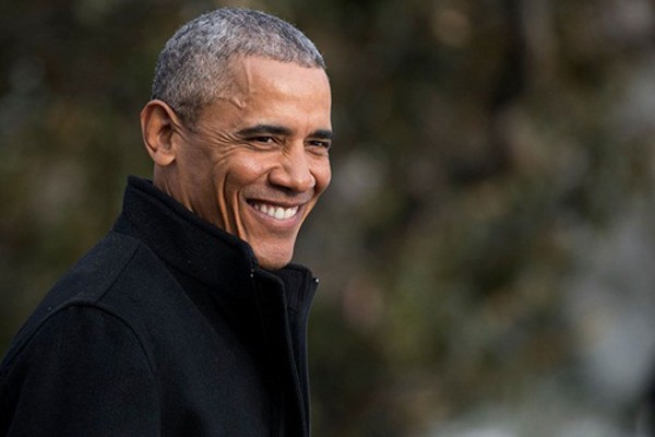 Tổng thống Mỹ Barack Obama bước ra trực thăng Marine One trên bãi cỏ phía nam Nhà Trắng hôm 7/1. Ảnh:Time