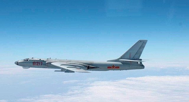 Máy bay ném bom H-6 của Trung Quốc (Ảnh: Reuters)