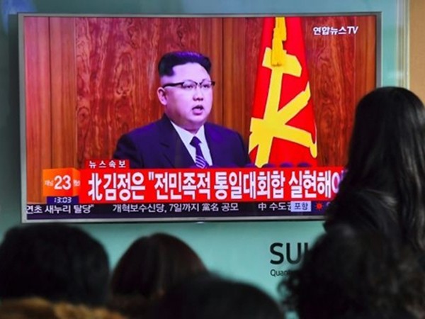 Tivi ở một ga tàu điện ngầm Hàn Quốc đưa tin về nhà lãnh đạo Triều Tiên Kim Jong-un phát biểu đầu năm. Ảnh: AFP