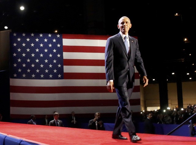 Tổng thống Barack Obama bước lên sân khấu để bắt đầu bài phát biểu từ biệt Nhà Trắng ở Chicago sáng 1/11 (Ảnh: Reuters)