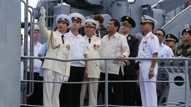 Tổng thống Duterte thăm tàu chiến Nga. (Ảnh: AP)