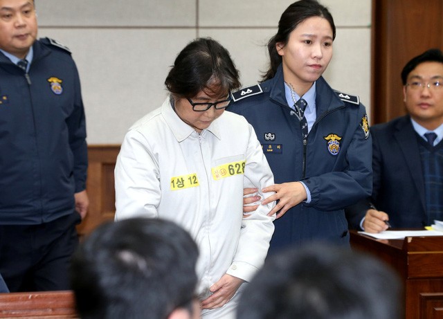 Bà Choi Soon-sil (áo trắng) tại Tòa án trung tâm Seoul trong phiên tòa sơ thẩm hôm 19/12/2016 (Ảnh: Reuters)