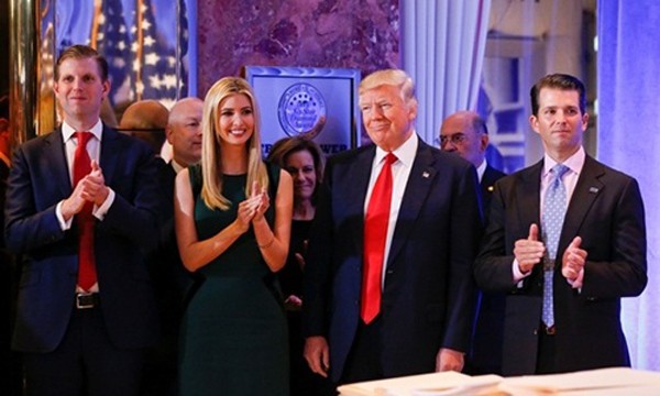 Trump và các con tại buổi họp báo hôm qua. Ảnh:Reuters