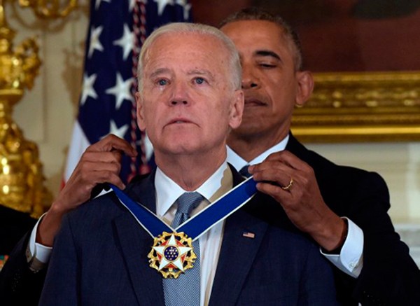 Tổng thống Obama trao tặng phó tổng thống Biden Huân chương Tự do. Ảnh:AP