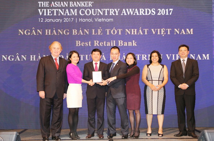 Phó Tổng Giám đốc BIDV Lê Trung Thành đại diện BIDV nhận giải thưởng Ngân hàng Bán lẻ tốt nhất Việt Nam lần thứ 3 do The Asian Banker bình chọn