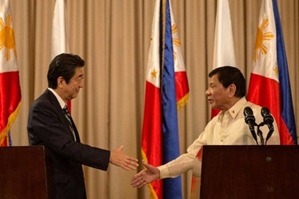 Thủ tướng Nhật Shinzo Abe và Tổng thống Philippines Rodrigo Duterte bắt tay tại Manila. Ảnh:Rappler