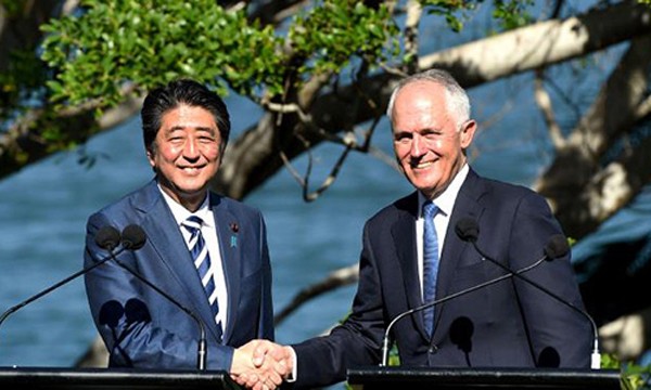 Thủ tướng Nhật Abe, trái, và người đồng cấp Australia Turnbull. Ảnh:AFP