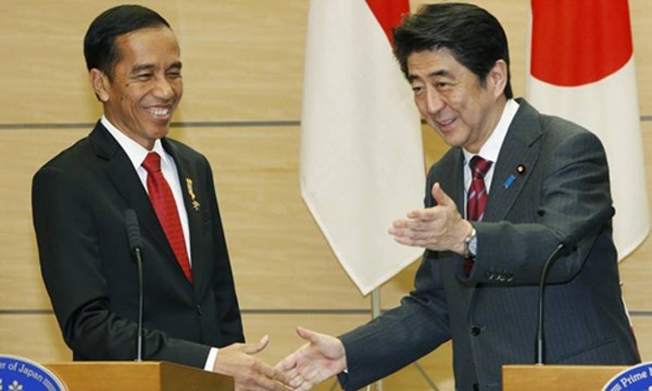 Tổng thống Indonesia Joko Widodo (trái) và Thủ tướng Nhật Bản Shinzo Abe. Ảnh:Japan Times