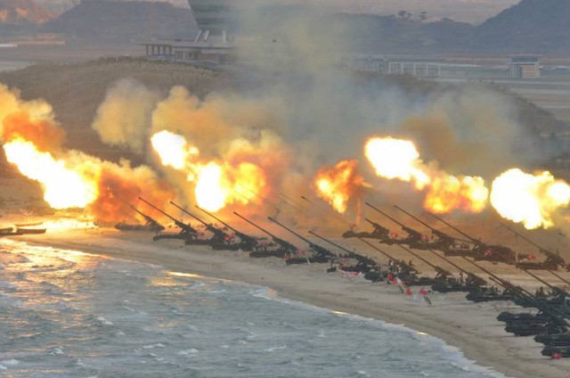 Hình ảnh một cuộc tập trận của Triều Tiên do hãng thông tấn trung ương Triều Tiên công bố (Ảnh: Japan Times)