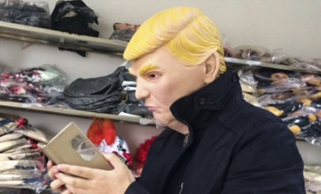Mặt nạ Trump lên "cơn sốt" nhờ chiến dịch tranh cử tổng thống Mỹ của tỷ phú Donald Trump. (Ảnh: SCMP)