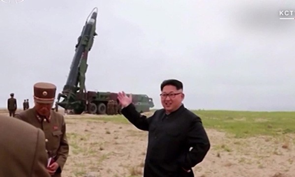 Nhà lãnh đạo Triều Tiên Kim Jong-un đến thăm một đơn vị tên lửa. Ảnh:KCTV