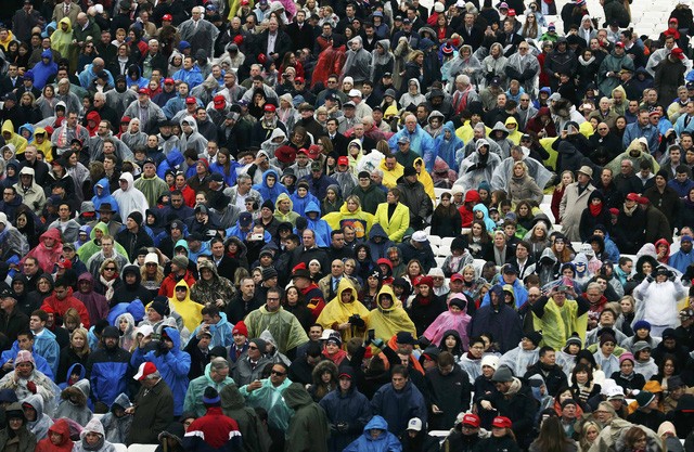 Hàng nghìn người đội mưa chờ lễ nhậm chức của ông Trump