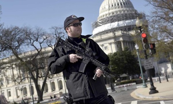 Một cảnh sát trước đồi Capitol, tòa nhà quốc hội Mỹ. Ảnh:AFP