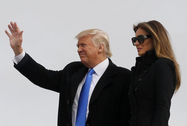 Tổng thống đắc cử Mỹ Donald Trump và phu nhân Melania đặt chân tới Washington hôm 19/1 để chuẩn bị cho lễ nhậm chức. (Ảnh: Reuters)