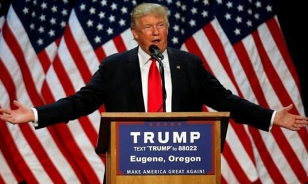 Tổng thống Mỹ đắc cử Donald Trump và khẩu hiệu "Đưa nước Mỹ vĩ đại trở lại" trên bục phát biểu. Ảnh:Reuters.