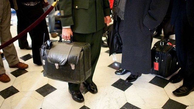 Một sĩ quan sẽ mang theo vali hạt nhân đi cùng Tổng thống Barack Obama để bàn giao lại cho Tổng thống đắc cử Donald Trump vài giờ trước khi ông tuyên thệ nhậm chức. (Ảnh minh họa: Getty)