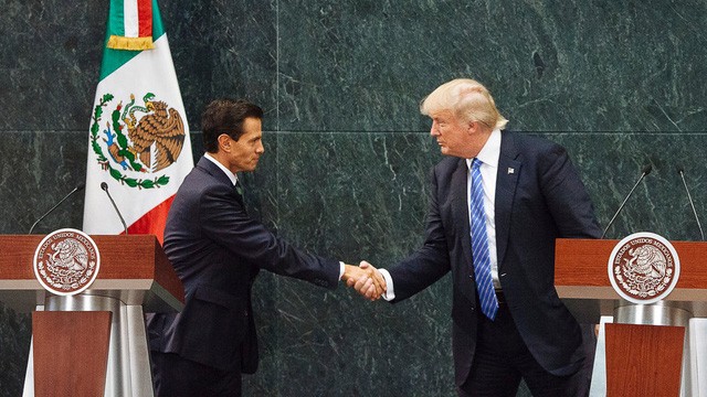 Tổng thống Mỹ Donald Trump bắt tay Tổng thống Mexico Enrique Pena Nieto trong chuyến thăm của ông Trump tới Mexico năm 2016 (Ảnh: NYT)