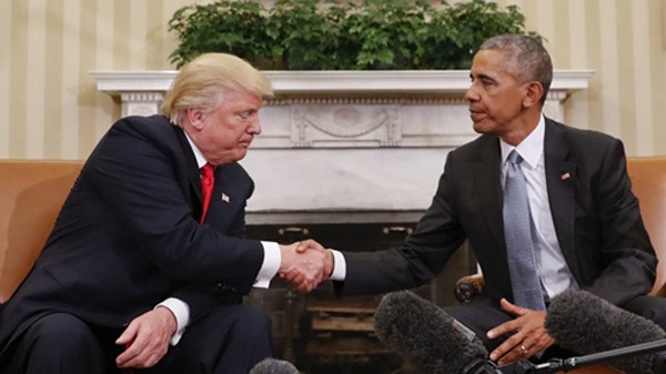 Obama gặp Donald Trump tại phòng Bầu dục ở Nhà Trắng ngày 10/11/2016. Ảnh:AP