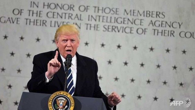Tổng thống Donald Trump phát biểu khi tới thăm trụ sở của CIA tại Virginia hôm 21/1 (Ảnh: AFP)