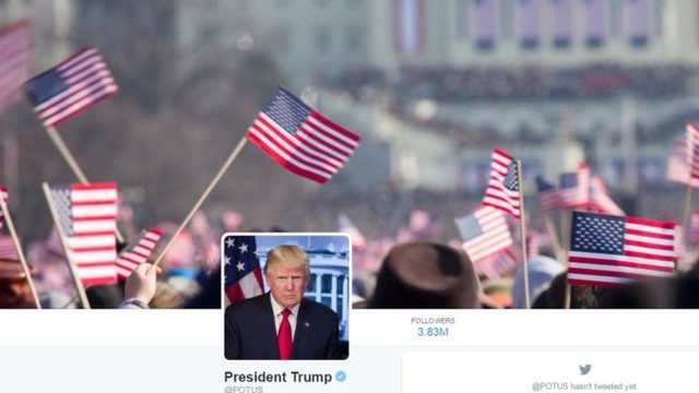 Ảnh chụp đám đông vẫy cờ trong lễ nhậm chức của cựu Tổng thống Obama được sử dụng làm ảnh bìa trên tài khoản Twitter của Tổng thống Trump (Ảnh: BBC)
