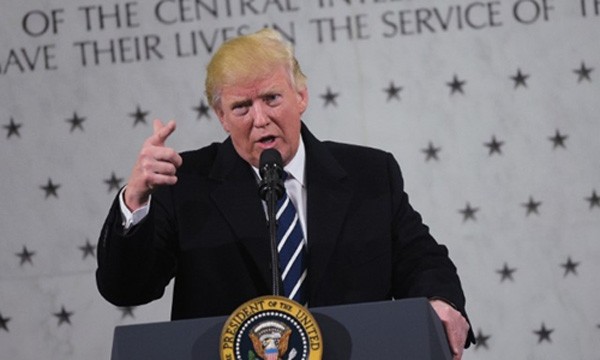 Donald Trump phát biểu trước bức tường tưởng niệm của CIA. Ảnh:CNN