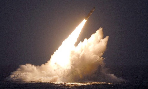 Tên lửa đạn đạo hạt nhân Trident II D5 được phóng từ tàu ngầm. Ảnh: Defense industry daily.