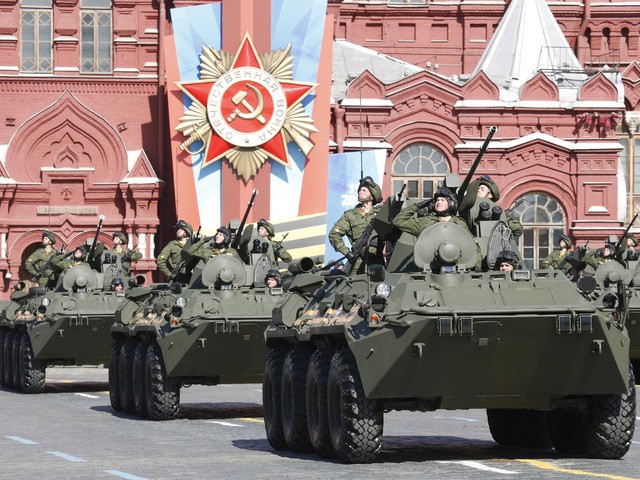 Quân đội Nga diễu binh tại Quảng trường Đỏ ở thủ đô Moscow (Ảnh: Reuters)