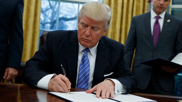 Tổng thống Trump ký sắc lệnh rút Mỹ khỏi TPP. (Ảnh: AFP)