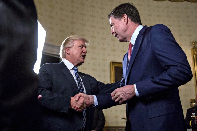 Tổng thống Donald Trump bắt tay Giám đốc FBI James Comey trong cuộc gặp tại Nhà Trắng hôm 23/1 (Ảnh: Getty)