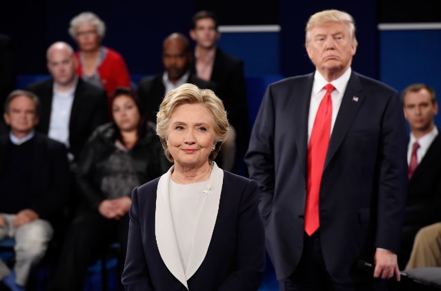 Cựu Ngoại trưởng Hillary Clinton và Tổng thống Donald Trump tranh luận trực tiếp trong cuộc bầu cử năm 2016 (Ảnh: Reuters)