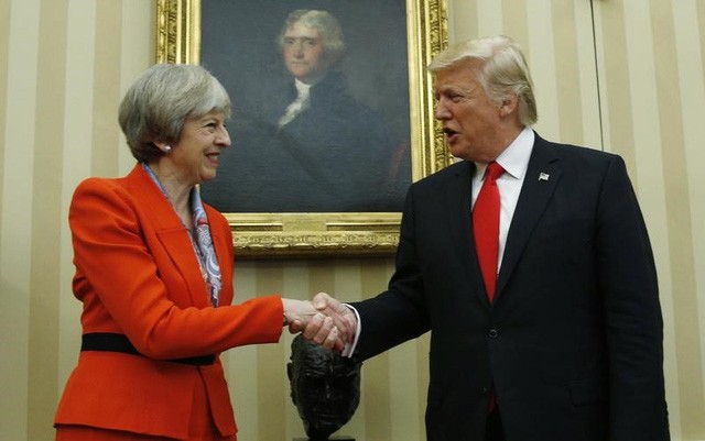 Thủ tướng Anh Theresa May bắt tay Tổng thống Mỹ Donald Trump tại Nhà Trắng hôm 27/1 (Ảnh: Reuters)