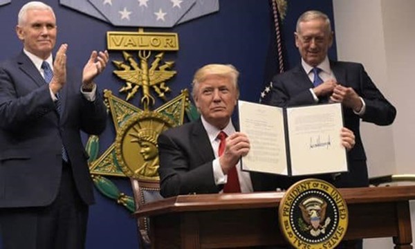 Tổng thống Mỹ Donald Trump hôm qua ký sắc lệnh liên quan đến việc tái xây dựng lực lượng vũ trang tại Lầu Năm Góc. Ảnh:AFP