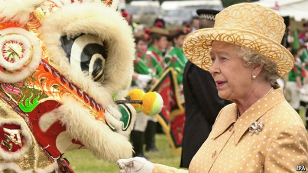 Bức ảnh Nữ hoàng Anh Elizabeth nhìn người múa lân được công bố vào Tết âm lịch năm trước.