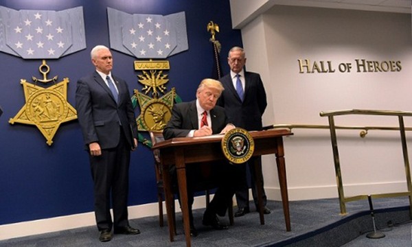 Tổng thống Mỹ Donald Trump hôm 28/1 ký sắc lệnh điều thêm lực lượng và khí tài quân sự đến Iraq và Syria. Ảnh:AFP