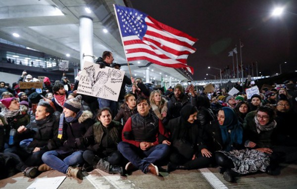 Người biểu tình phản đối sắc lệnh của ông Trump tại sân bay O'Hare, Chicago. Ảnh:Reuters