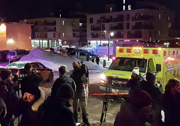 Xe cứu thương phía ngoài Trung tâm Văn hóa Hồi giáo Quebec City, Canada. Ảnh:Reuters.