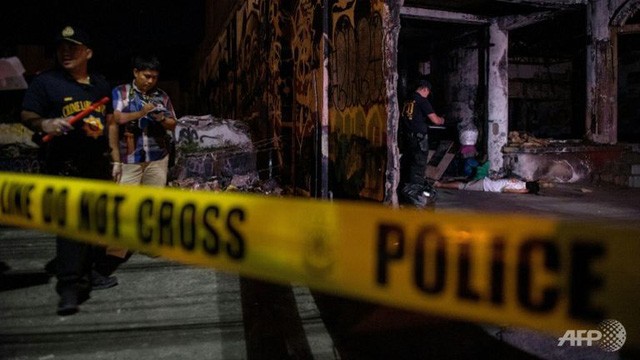 Cảnh sát điều tra một vụ tiêu diệt nghi phạm ma túy tại Philippines (Ảnh: AFP)