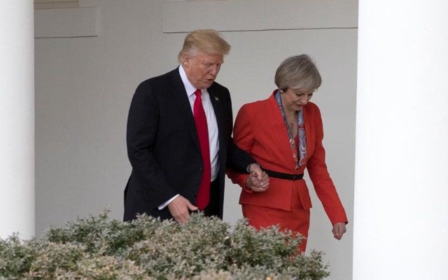 Ông Trump nắm tay thân mật bà May tại Nhà Trắng hồi tuần trước (Ảnh: New York Times)