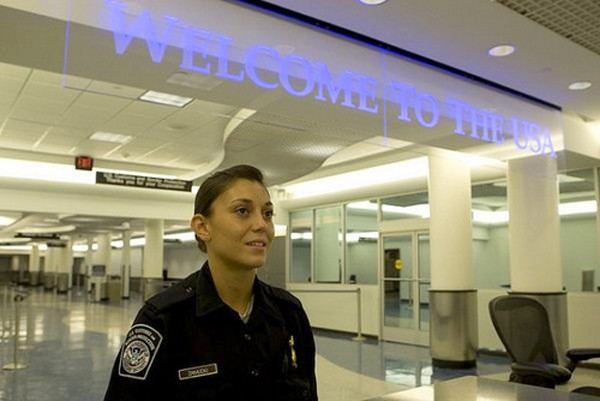 Một cổng nhập cảnh tại sân bay của Mỹ. Ảnh:DHS