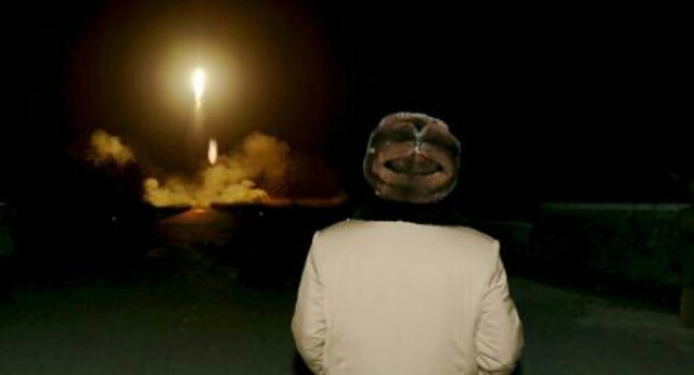Nhà lãnh đạo Kim Jong-un theo dõi một vụ phóng thử tên lửa. Ảnh: Reuters