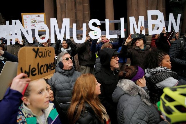 Người biểu tình giơ cao khẩu hiệu "Không cấm người Hồi giáo" trong cuộc biểu tình phản đối Tổng thống Donald Trump ở Massachusetts hôm 29/1 (Ảnh: Reuters)