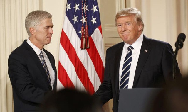 Tổng thống Donald Trump (phải) bắt tay ông Neil Gorsuch sau khi công bố đề cử ứng cử viên thẩm phán Tòa án tối cao hôm 31/1 (Ảnh: Reuters)