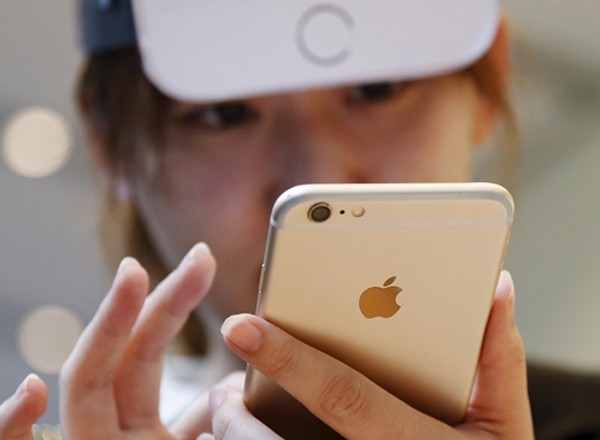 iPhone vẫn đang là con gà đẻ trứng vàng của Apple. Ảnh:Reuters