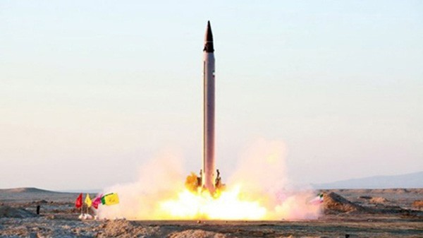 Một tên lửa đạn đạo Iran được phóng lên vào tháng 10/2015 tại một địa điểm bí mật. Ảnh:Stuff