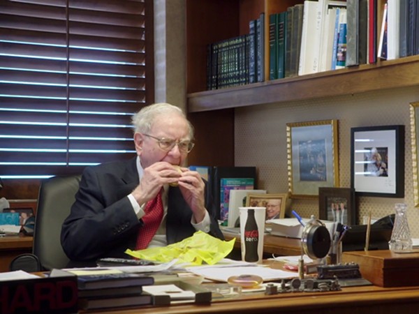 Warren Buffett thường ăn đồ ăn nhanh vào bữa sáng. Ảnh:HBO